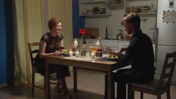 Femme et mari mangent à la maison . — Video