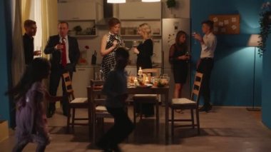 Misafirleri olan karı koca mutfakta parti veriyor..