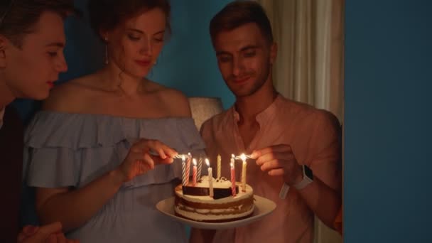 Two men and woman stand with a cake. — Stock Video