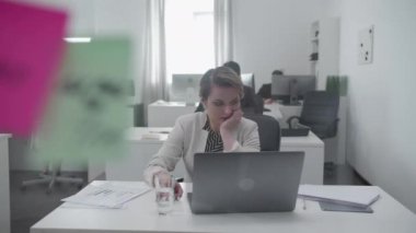 İnsanlar ofiste çalışıyor..