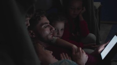 Aile sandalye ve battaniye dışında evde vakit geçirmek.