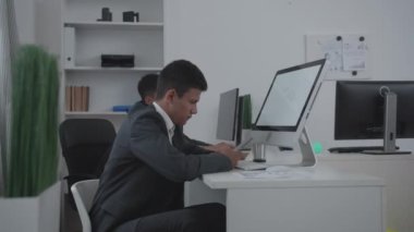 İki adam ofiste ki bir masada otur..