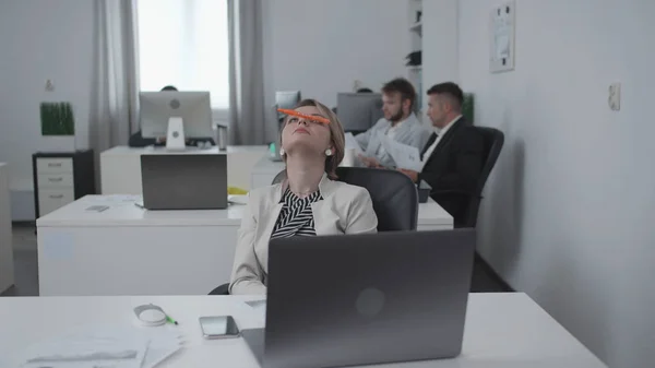 Vrouw doet niets op het werk. In Office — Stockfoto