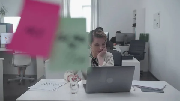 Les gens travaillent au bureau femme en bref — Photo