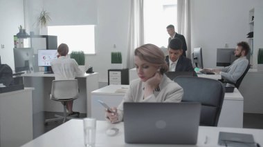 Ofiste iş günü, herkes iş yer almaktadır.