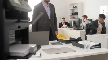 İnsanlar ofiste dokümanlarla çalışırlar.