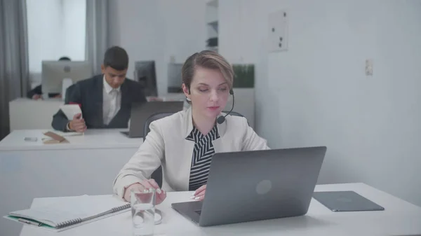 Jeune femme avoir une conversation de rusticité au travail — Photo