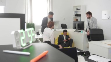 Odak saat, saat arkasında insanlar var.