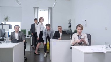 Ofiste Collegues bir fotoğraf yapmak.