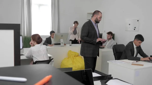 La gente trabaja en la oficina, uno de ellos habla por teléfono . — Foto de Stock