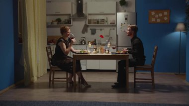 Karı koca romantik bir akşam yemeği var.