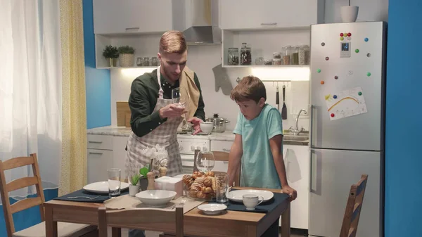 Niño con su padre puso la mesa . — Foto de Stock