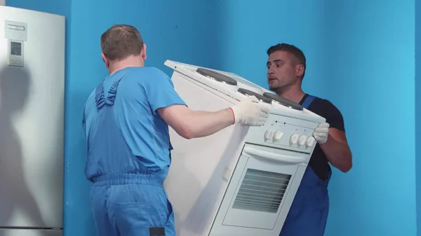 Erkekler mutfağa sobay getirirler..