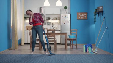 Ev hanımı mutfakta temizler ve yüksek sesle şarkı.