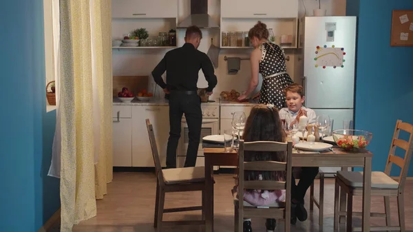 Familie bereitet sich auf das Dinner vor. — Stockfoto