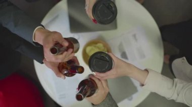 Collegues ofiste birlikte alkol içiyor..