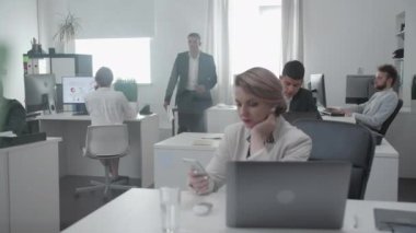 Ofiste iş günü, herkes iş yer almaktadır.