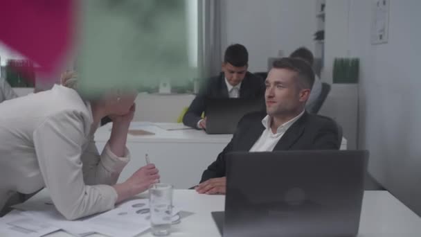 Kollegor flirta och prata med varandra på jobbet. — Stockvideo