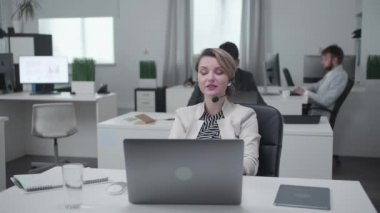 Kadın ve onun collegues bir masada oturup iş.