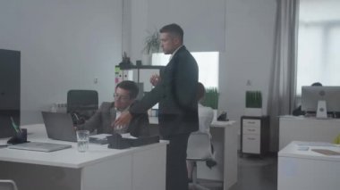 Collegues ofiste bir şey tartışmak.