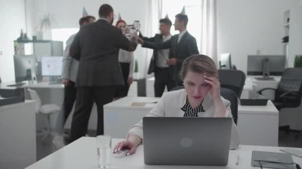Día de trabajo en la oficina, la mujer tiene una conversación de negocios . — Vídeos de Stock
