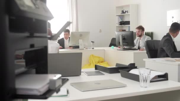 Lidé pracují v kanceláři. — Stock video