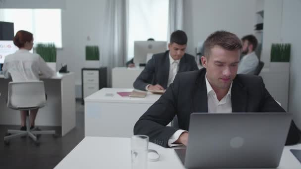 Journée de travail au bureau, les gens sont impliqués dans le travail . — Video