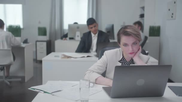 Mujer en la oficina con un portátil . — Vídeo de stock