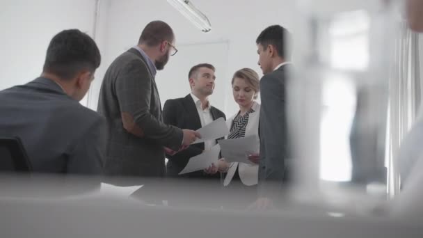 La gente discute en la oficina . — Vídeo de stock