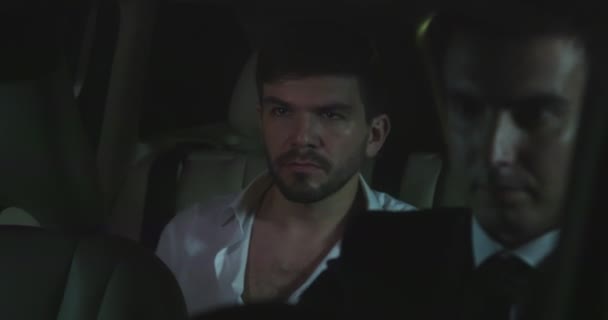 Ο άνθρωπος με το ξεκούμπωμα πουκάμισο στο αυτοκίνητο τη νύχτα. — Αρχείο Βίντεο