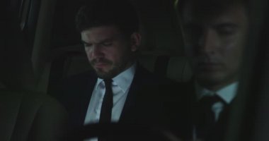 Adam araba sürücü ve bir dizüstü bilgisayar üzerinde çalışmak.