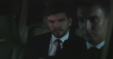 İki adam gece arabada araba kullanıyor..