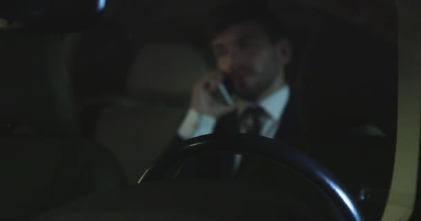 밤에 자율 주행 자동차에서 남자 운전. — 비디오