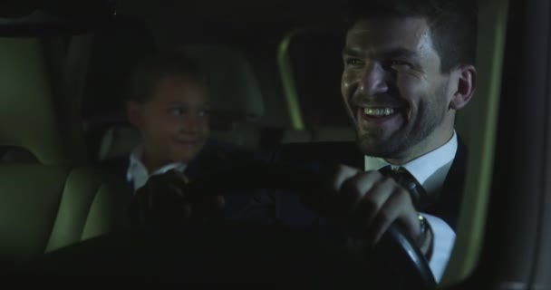 Fille et homme conduisent en voiture la nuit et parlent . — Video