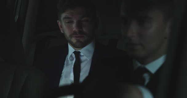 Les hommes conduisent en voiture la nuit . — Video