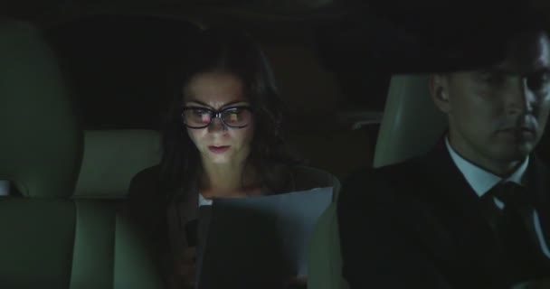 Donna d'affari guidare in auto di notte . — Video Stock