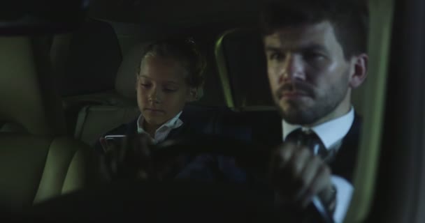 Jong meisje en man rijden in de auto samen. — Stockvideo
