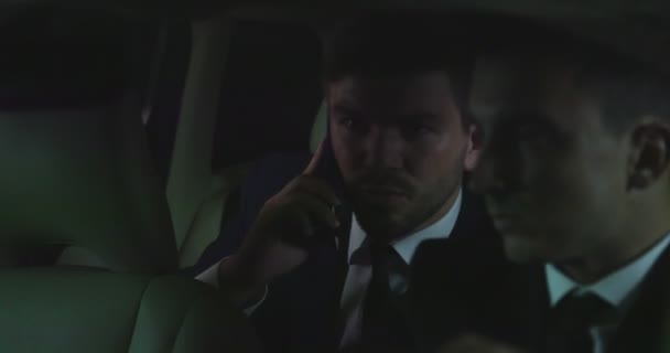 Man rijden in de auto en praat op telefoon nerveuslui. — Stockvideo