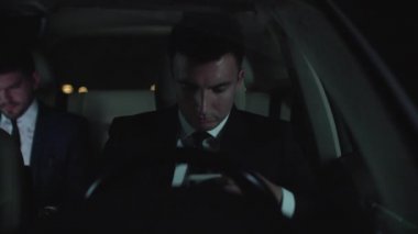 Adam araba sürücü ve bir dizüstü bilgisayar üzerinde çalışmak.