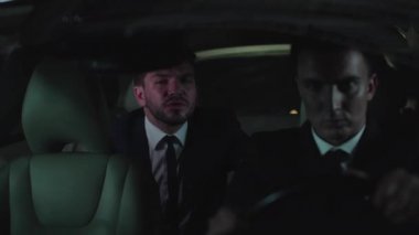 Gece arka koltukta araba da adam sürücü.