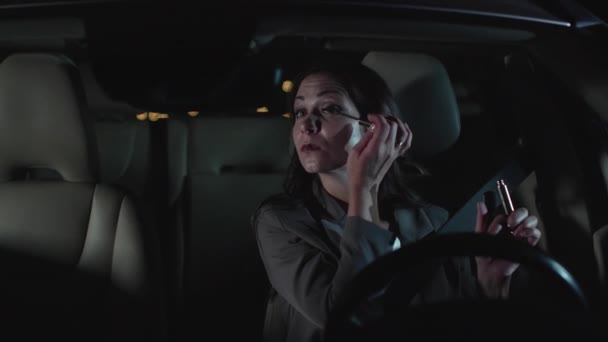 Όμορφη γυναίκα κάθονται στο αυτοκίνητο τη νύχτα. — Αρχείο Βίντεο