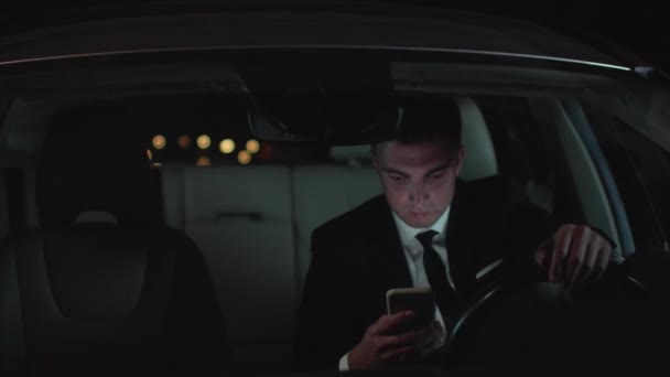 L'uomo d'affari sale in macchina di notte . — Video Stock