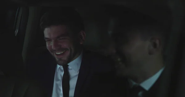 Zwei Männer fahren Auto und lachen. — Stockfoto