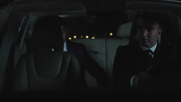 Бизнесмен и водитель в машине ночью . — стоковое фото