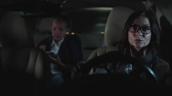 Mujer y niña conducen en coche por la noche . —  Fotos de Stock