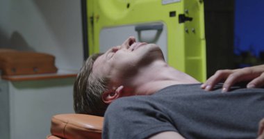 Doktorlar adamı ambulansa bindirdi..