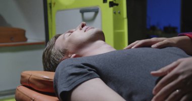 Ambulanstaki adam, geceleri acı içinde kıvranır..