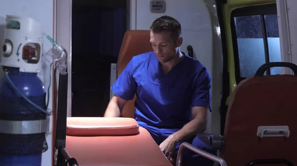 Médico en el coche de la ambulancia por la noche . — Foto de Stock