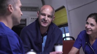 Kolordu, hemşire ve hasta adam birlikte oturup konuşmak.