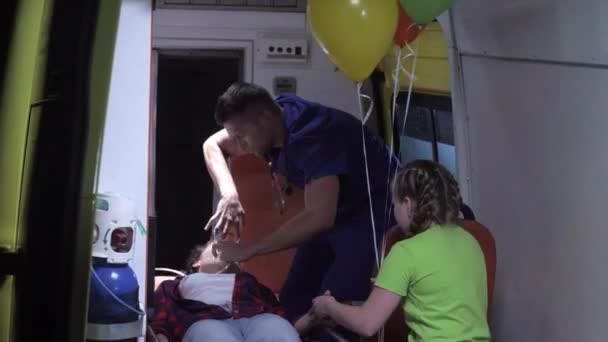 Donna malata sdraiata sulla barella con una bambina . — Video Stock